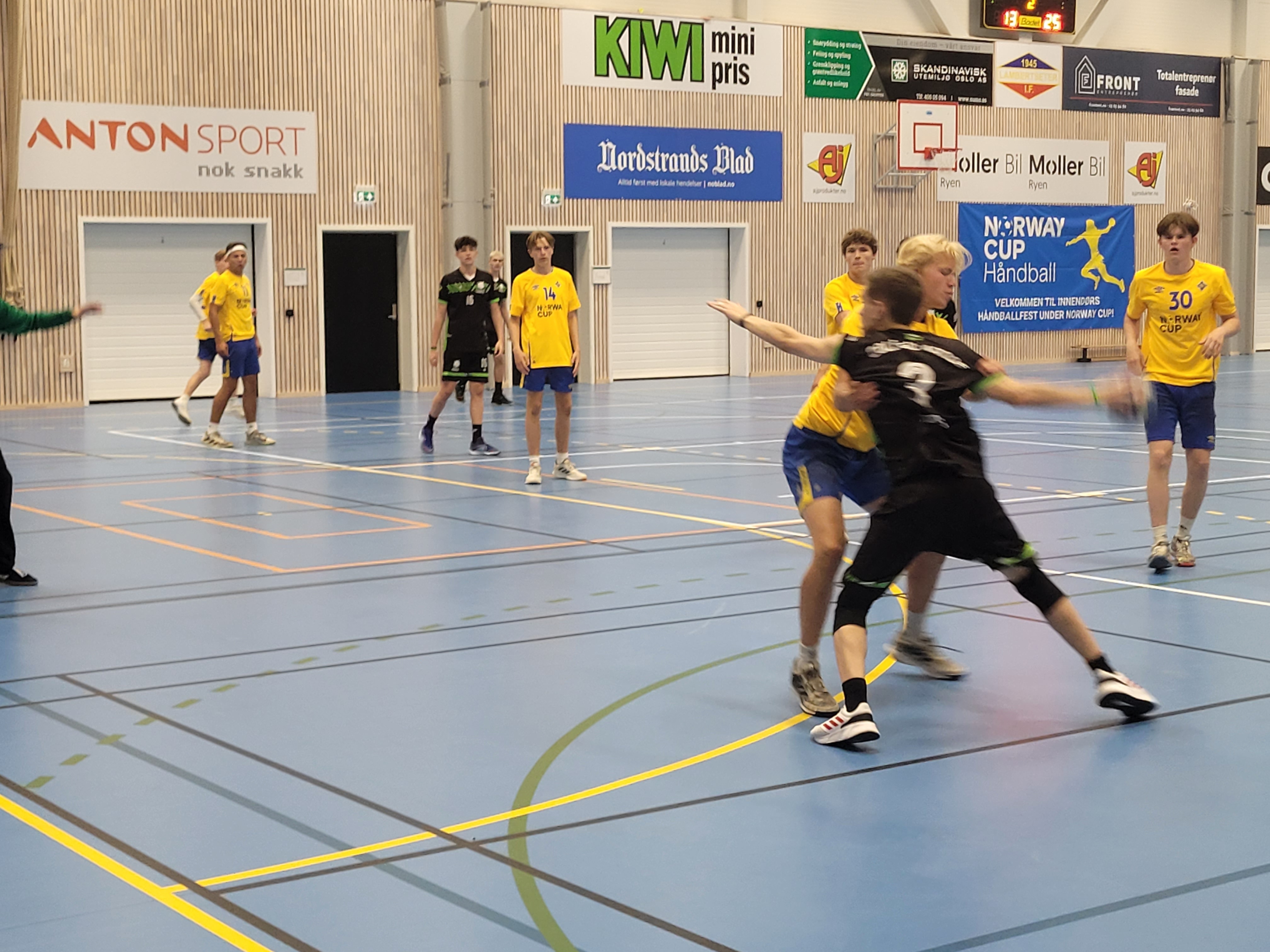 Sambahåndball i flerbrukshallen